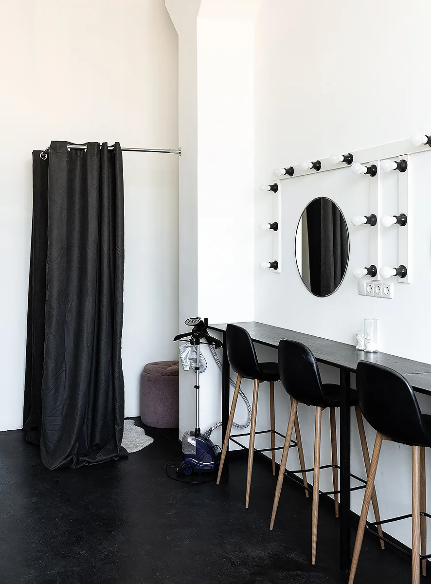 Make up & dress room 4